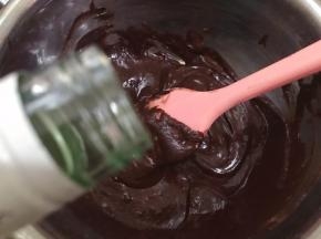 搅拌至巧克力融化顺滑后加入朗姆酒