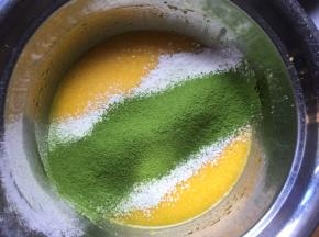 筛入低粉和抹茶粉，Z字型搅拌均匀，搅拌至无颗粒状态