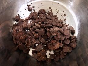 100克黑巧克力放入盆里