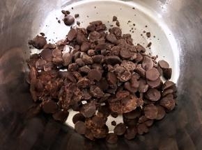 100克黑巧克力放入盆里