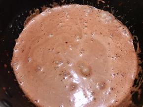 150克淡奶油加入15克可可粉搅拌均匀后加热至微沸