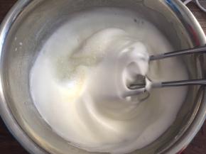 高速打发至有纹路状态，加入最后的白砂糖