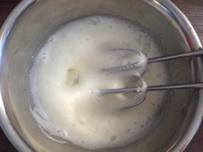 中速打发至粗泡消失，加入三分之一白砂糖