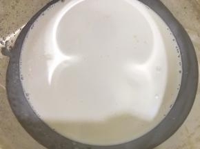 350克淡奶油倒入盆里