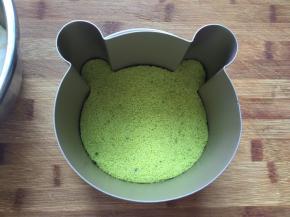 模具中放入蛋糕片