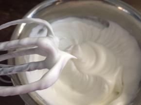 继续高速打发至9分发，拉起打蛋头有弯钩状态