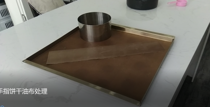 1.【油布的处理】我们需要准备一条宽度大概在5cm的油布或者纸条