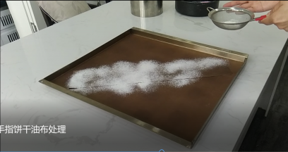 2.在条状的油布/纸条上筛上低筋面粉