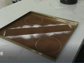 3.拿走纸条/油布，这时候我们就得到一个整齐的宽度印记。慕斯圈/活底模具沾低筋面粉再印出两个圆形，放置一旁备用