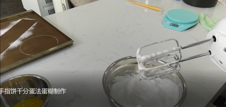 4.【手指饼干制作】
分离蛋黄和蛋白，确保接触蛋白的工具无油无水，分次加入砂糖后打至出现直立小尖角