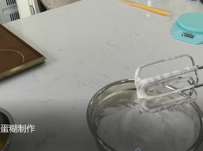4.【手指饼干制作】
分离蛋黄和蛋白，确保接触蛋白的工具无油无水，分次加入砂糖后打至出现直立小尖角
