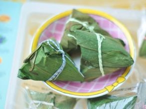 将冰心燕窝粽取出，放入冰箱冷冻至硬。