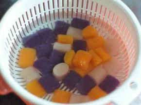 捞出放入冰水中浸泡几分钟。