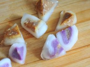 将燕窝冰心粽从冰箱冷冻室取出，剥掉粽叶，切开。