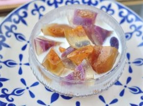 然后把切开的燕窝冰心粽摆在芋圆上。