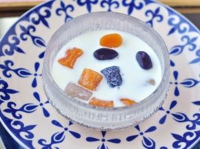 将芋圆盛入碗中，倒入调好的牛奶。