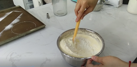 7.筛入低筋面粉后快速翻拌均匀，注意混合手法不要消泡