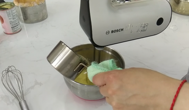 10.【巴巴露亚馅】白桃汁煮沸后放置一旁备用。蛋黄加入砂糖打发至体积膨胀颜色泛白。然后冲入煮沸后的白桃汁打匀。