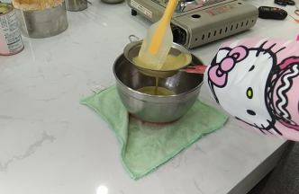 12.将【步骤11】过筛，去除残渣和颗粒物