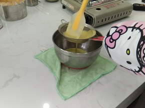 12.将【步骤11】过筛，去除残渣和颗粒物