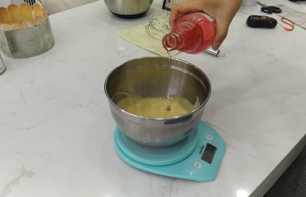 13.材料稍微放凉后加入白桃白兰地，搅拌混合均匀