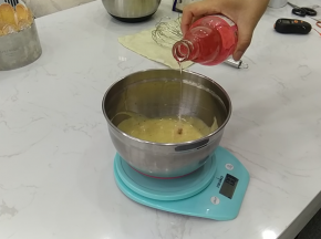 13.材料稍微放凉后加入白桃白兰地，搅拌混合均匀