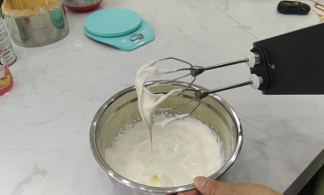 14.将淡奶油打至开始出现纹路，柔软的大弯钩状态。