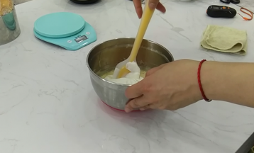 15.将打好的淡奶油与【步骤13】混合拌匀，注意快速拌匀，避免淡奶油因为过度搅拌而变干变渣