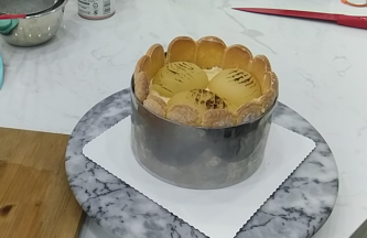 18.白糖果肉整块取出，用刀斜切出花刀后可以用喷火枪将表面喷出烧灼色，摆放在已经冷藏变硬的蛋糕表面，镜面果胶+少量水加热混合融化后刷在表面。空余的地方可以用其他水果还有薄荷叶装饰。