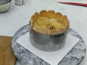 18.白糖果肉整块取出，用刀斜切出花刀后可以用喷火枪将表面喷出烧灼色，摆放在已经冷藏变硬的蛋糕表面，镜面果胶+少量水加热混合融化后刷在表面。空余的地方可以用其他水果还有薄荷叶装饰。