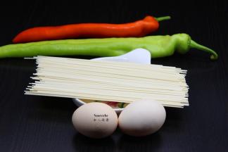 准备食材：纯麦面、土鸡蛋、红辣椒、青辣椒、香葱等食材；