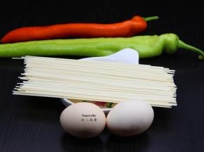 准备食材：纯麦面、土鸡蛋、红辣椒、青辣椒、香葱等食材；
