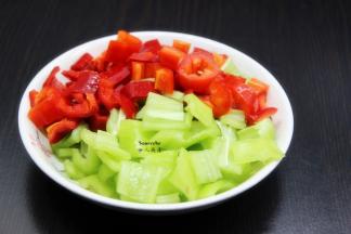 红辣椒、青辣椒分别洗净，去籽，切块