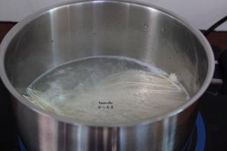 清水煮沸，放入面煮六成熟；