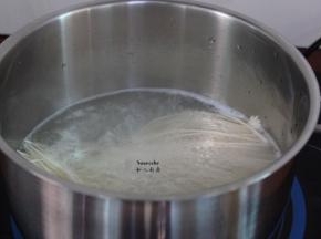 清水煮沸，放入面煮六成熟；