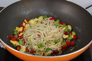 加入面条翻炒；放盐、酱油、香葱翻炒均匀即可