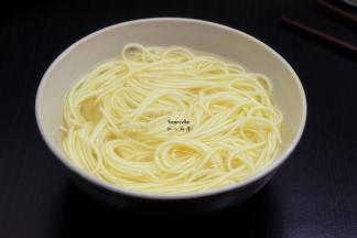 捞出，过冷水，再次沥干水，放点油拌均；