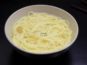 捞出，过冷水，再次沥干水，放点油拌均；