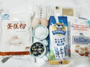 [奶冻]：蝶豆花牛奶150克，淡奶油150克，细砂糖40克，吉利丁片10克
[奶油]：淡奶油250克，细砂糖25克。
[可丽饼]：白鲨低筋面粉120克，鸡蛋2个，蝶豆花牛奶300克，细砂糖40克，盐1小撮，黄油25克。