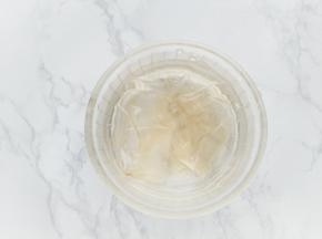 吉利丁片泡在冰水中15分钟至软。