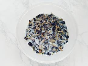 将蝶豆花中加入热牛奶，泡2－3分钟。