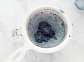 将蝶豆花牛奶放入果汁机，搅拌30秒左右，再过筛得到蝶豆花牛奶。