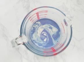 加入淡奶油搅拌均匀。