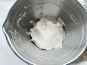 再来打发淡奶油。将淡奶油和细砂糖混合放入打蛋盆中，用电动打蛋器高速打发至硬性，送入冰箱冷藏。