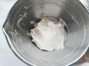 再来打发淡奶油。将淡奶油和细砂糖混合放入打蛋盆中，用电动打蛋器高速打发至硬性，送入冰箱冷藏。