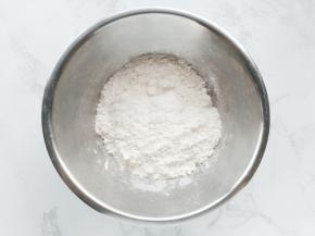 最后准备可丽饼。将低筋面粉，细砂糖和盐混合。