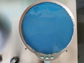 平底锅开小火预热好，刷上一层油，舀入一大勺面糊，倒入后立即摇晃锅子，使面糊摊成均匀的圆形薄饼。