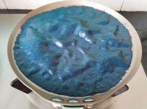 小火煎20秒左右，会看到面饼冒出好多气泡。