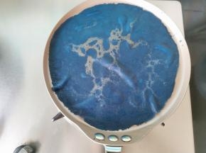 用手拎住面饼一端迅速翻面。再煎8－10秒即可出锅。锅子放在湿冷的抹布上稍微降温后，继续摊饼，直到面糊用完。