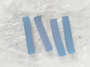 将奶冻取出，切成合适的长条。